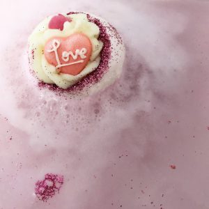 Fell In Love With A Swirl Bath Bomb, 160g - Bomb Cosmetics