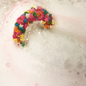 Raspberry Pav-lover Whoopie Bath Bomb, 140g - Bomb Cosmetics
